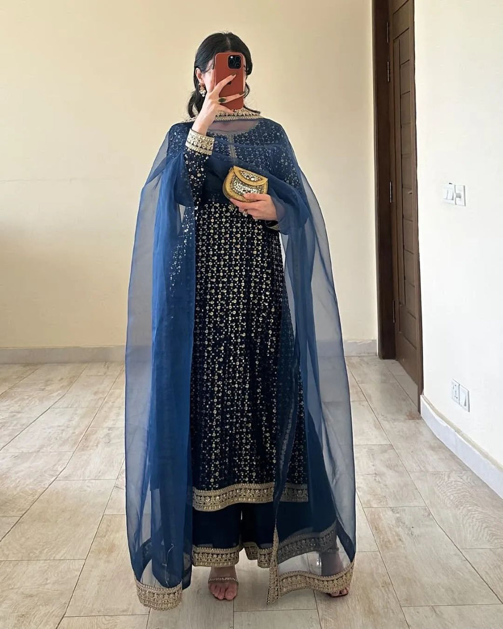 Eva Nooré Haya – The Graceful Glow