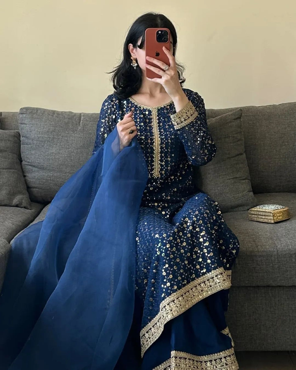 Eva Nooré Haya – The Graceful Glow