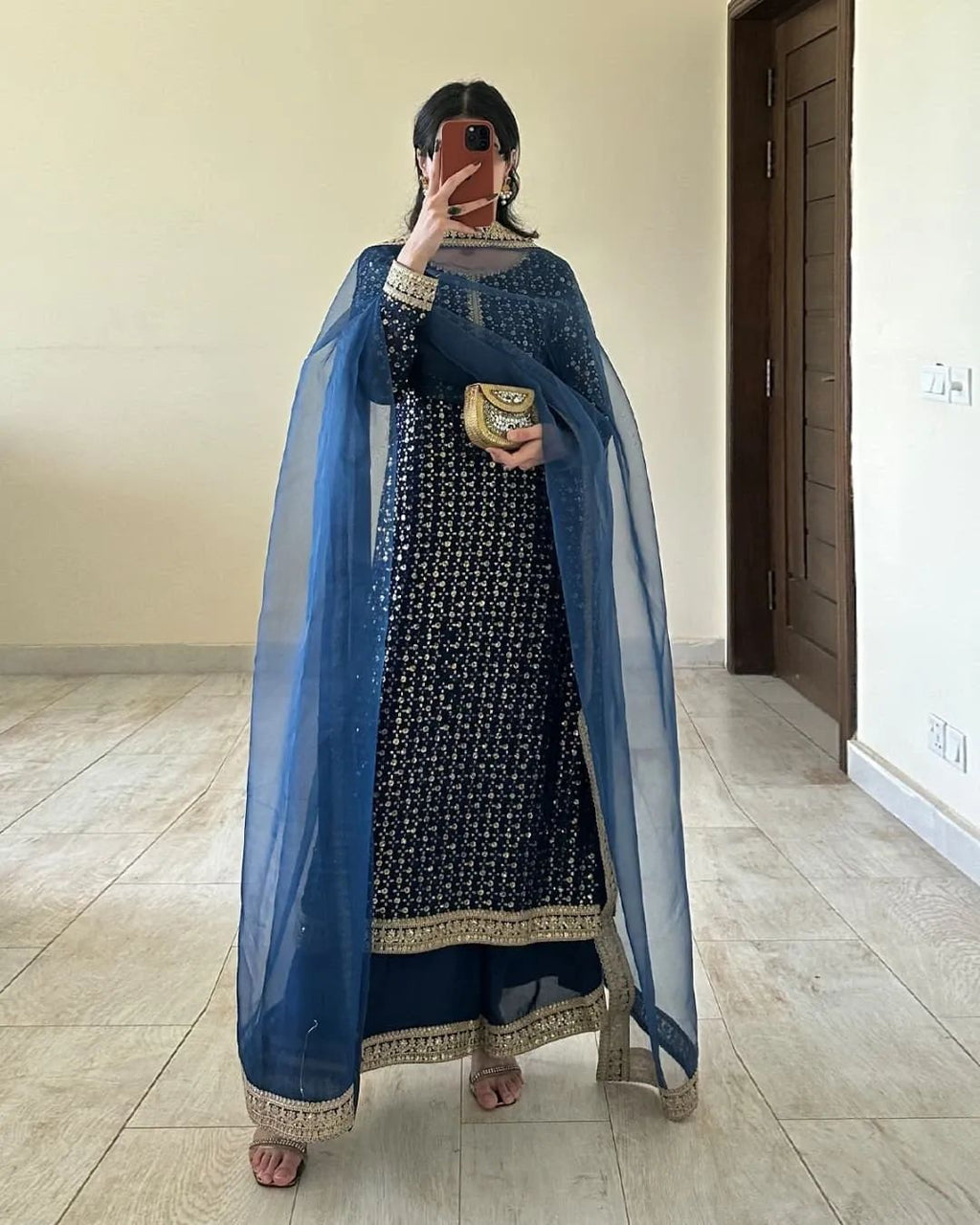 Eva Nooré Haya – The Graceful Glow