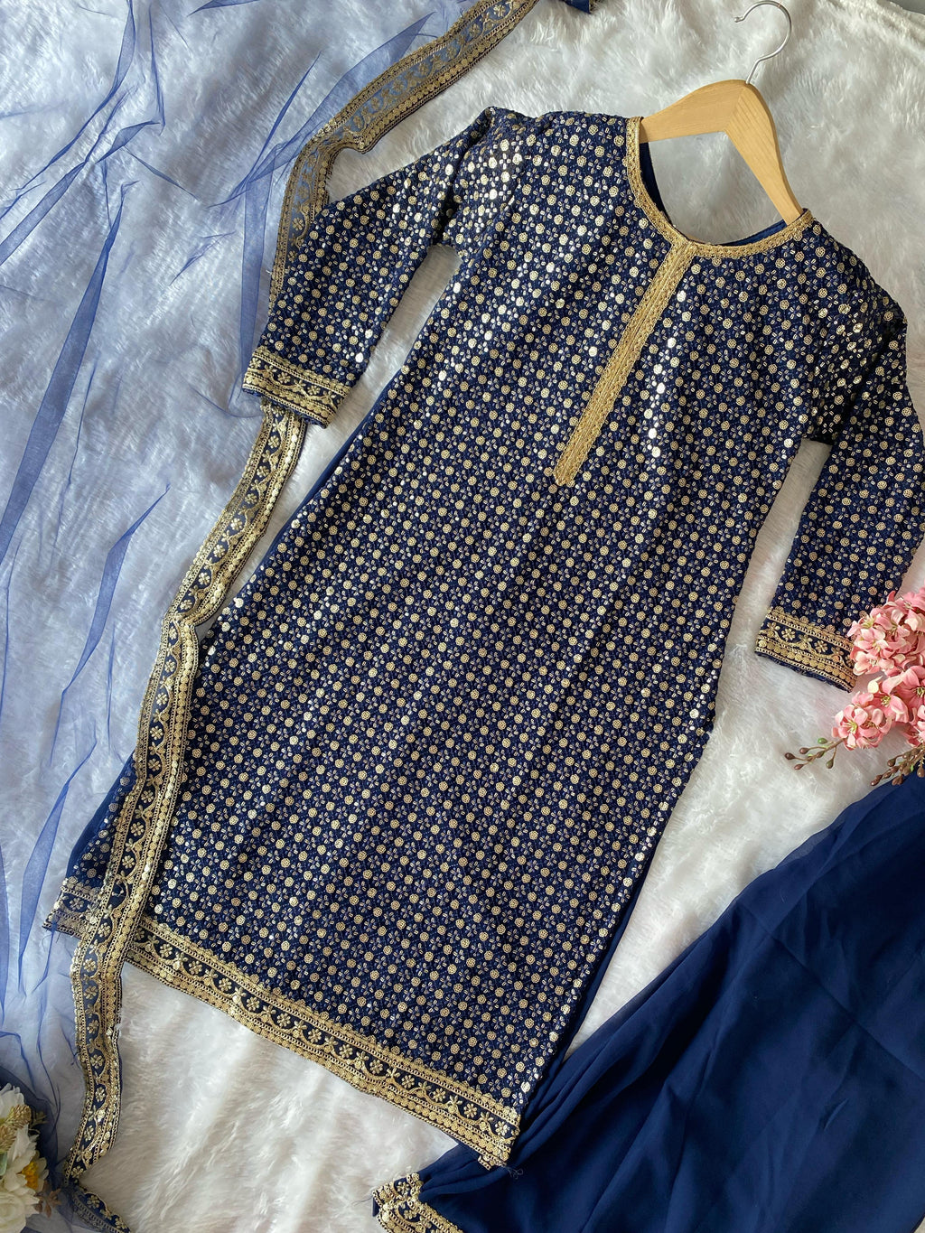 Eva Nooré Haya – The Graceful Glow