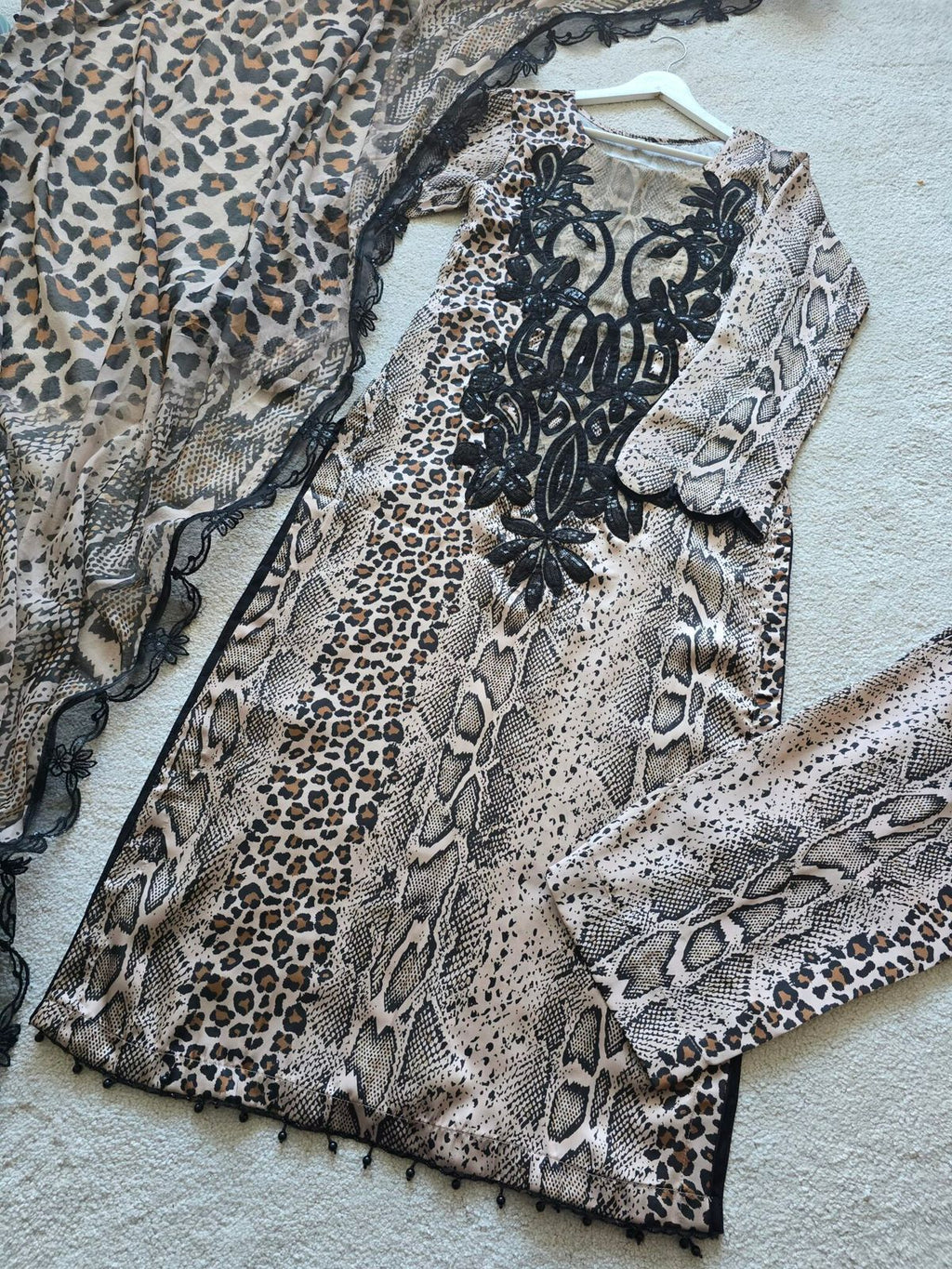 Elegance Kurti Set with Embroidered Neck & Lace-Edged Dupatta 4126